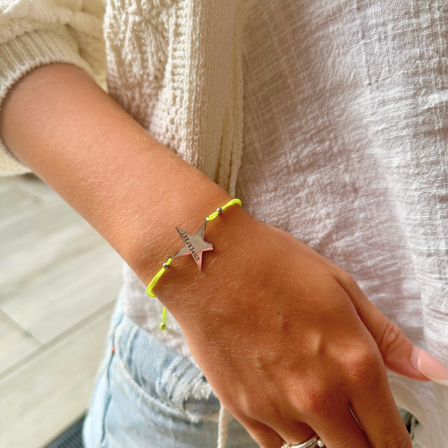 Armband »Frauenpower« in Neon Yellow mit abgebrochenem Stern