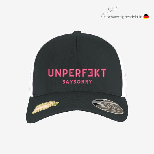Hochwertig bestickt: 100% recyceltes Trucker Cap »Unperfekt in Pink« Shirt SAYSORRY