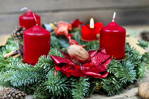 Adventskranz mit roten Kerzen