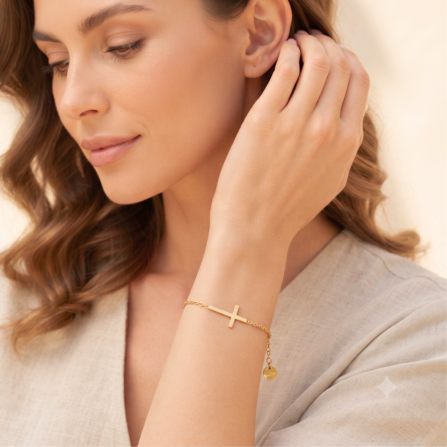 »God is a Woman« 14 Karat vergoldetes Blockadenlöser-Armband mit Kreuz und abgebrochenem Stern