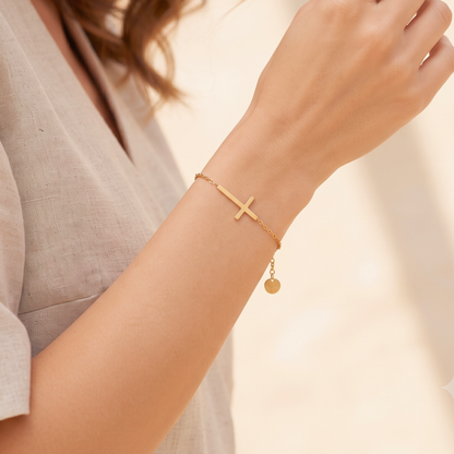 »God is a Woman« 14 Karat vergoldetes Blockadenlöser-Armband mit Kreuz und abgebrochenem Stern